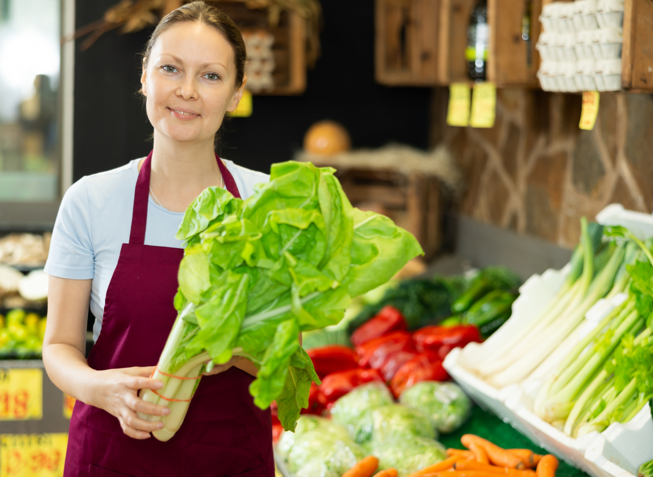 Nie w worku, nie w plastikowym pojemniku. W czym trzymać sałatę, żeby nie zwiędła? Zachowa świeżość na długo