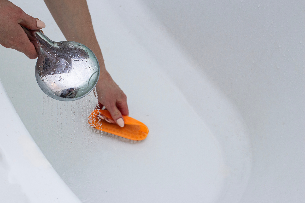 Żółte plamy i osad z kamienia znikną z wanny w mig. Patent, który zmienia wszystko