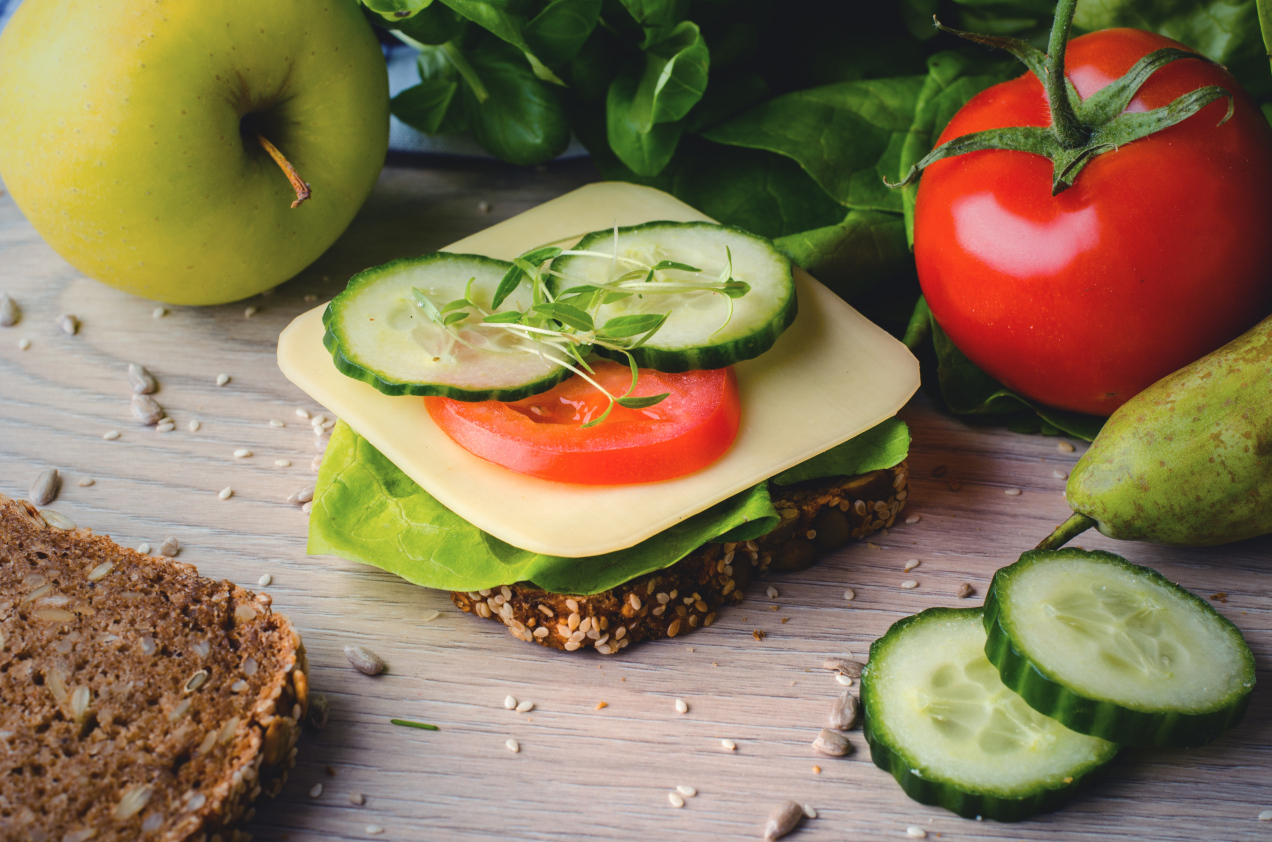 To z nim Polacy najczęściej jedzą kanapki. Negatywnie wpływa serce i powoduje problemy z trawieniem!