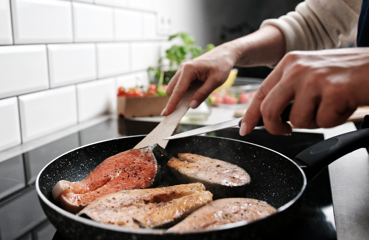 Ten błąd popełnia większość z nas! Na jakim tłuszczu powinno się smażyć rybę?