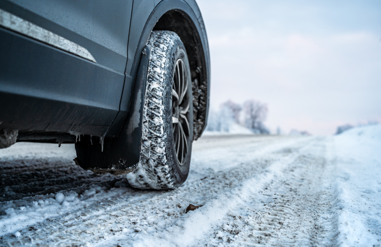 IMGW ostrzega przed trudnymi warunkami pogodowymi. Mgły i marznące opady