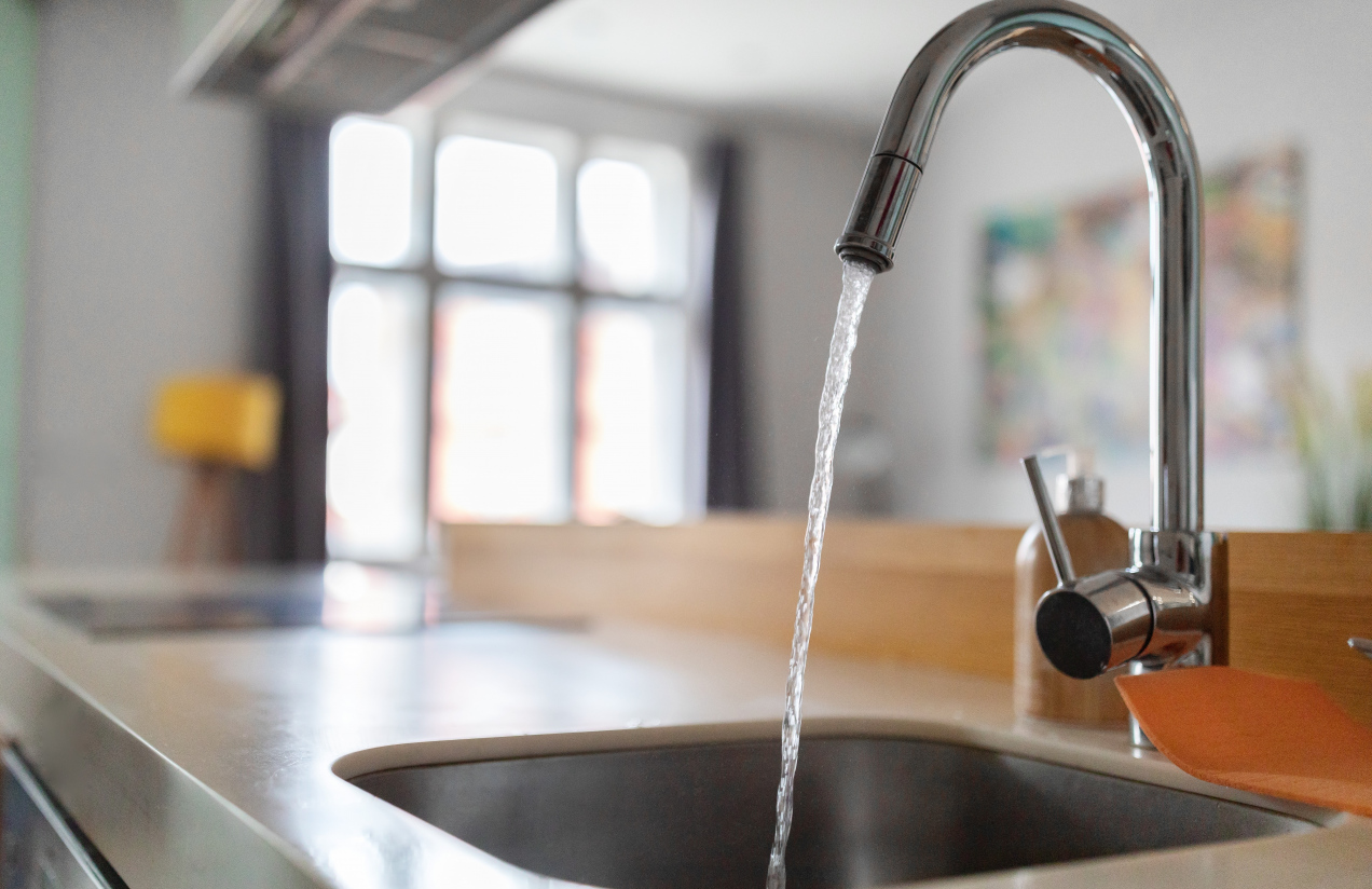 Wsypuję do odpływu i zalewam wrzątkiem. Domowy trik na zatkany zlew