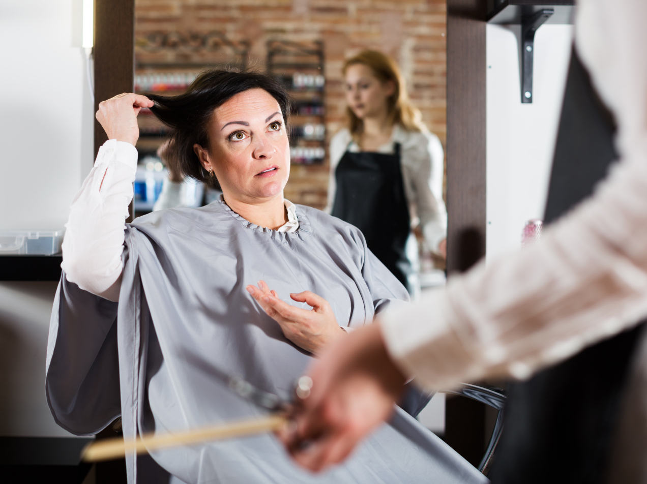 Oto 7 „czerwonych flag”. Lepiej nie korzystać z usług takiego salonu fryzjerskiego