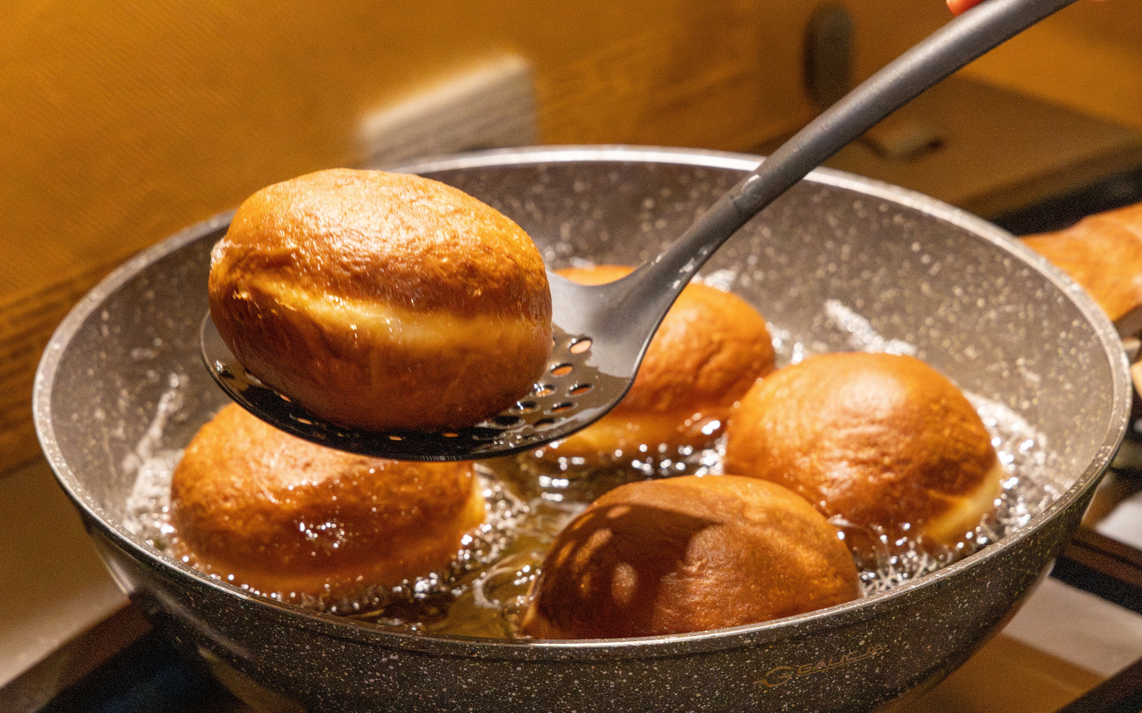 Zapomnij o ociekających tłuszczem pączkach. Wystarczy, iż dodasz odrobinę tego składnika