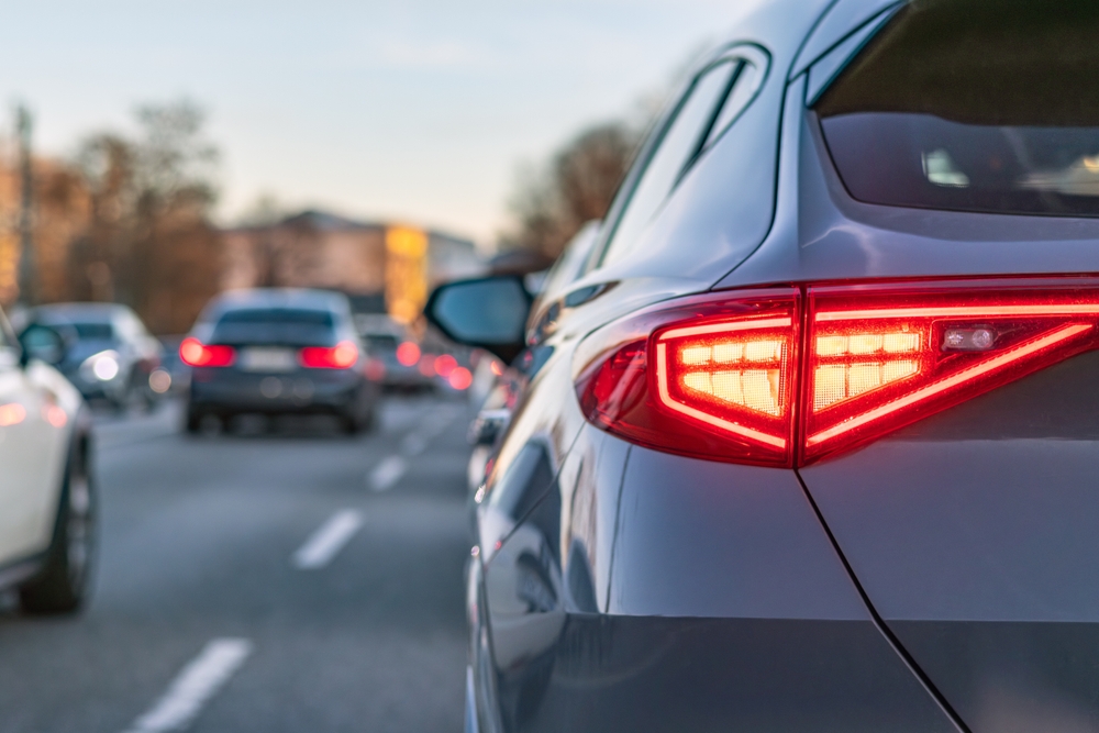 Ważna zmiana dla kierowców. Od lipca każdy nowy samochód musi mieć to światło!