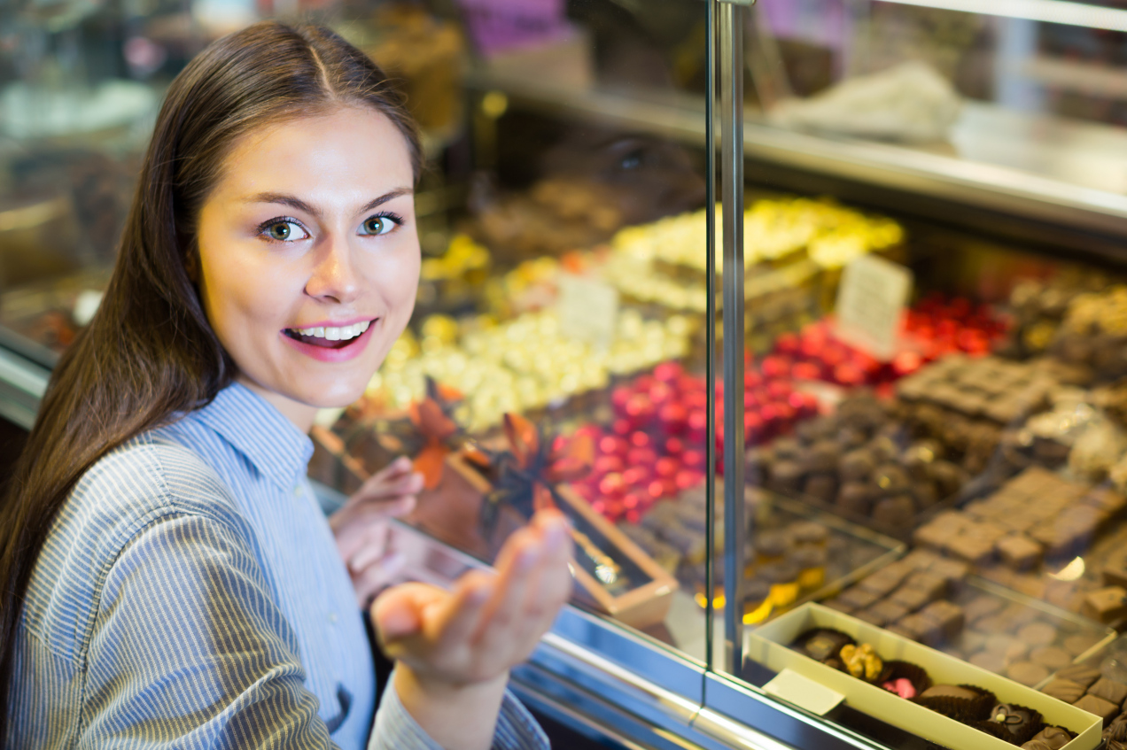 Nie w lodówce, nie w szafce? W takiej temperaturze najlepiej przechowywać czekoladę. Wielu Polaków popełnia błąd