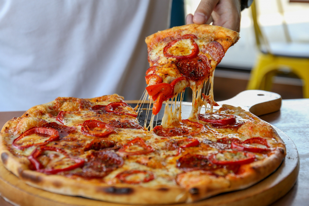 Najlepsza pizza z patelni, która zawsze wychodzi. Idealny pomysł na szybki obiad w Dzień Pizzy