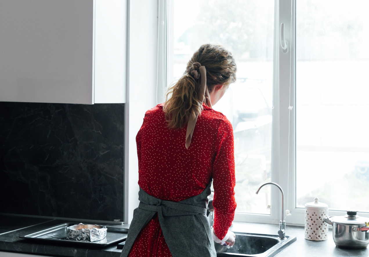 Wsypuję do odpływu i zalewam wodą. Skuteczna metoda na nieprzyjemny zapach ze zlewu