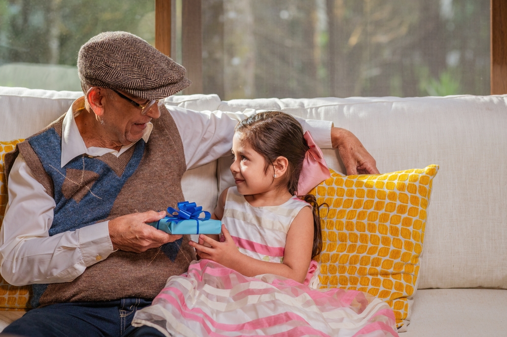 Dzień Dziadka 2026. Krótkie, rymowane życzenia i wierszyki, które zostaną w pamięci