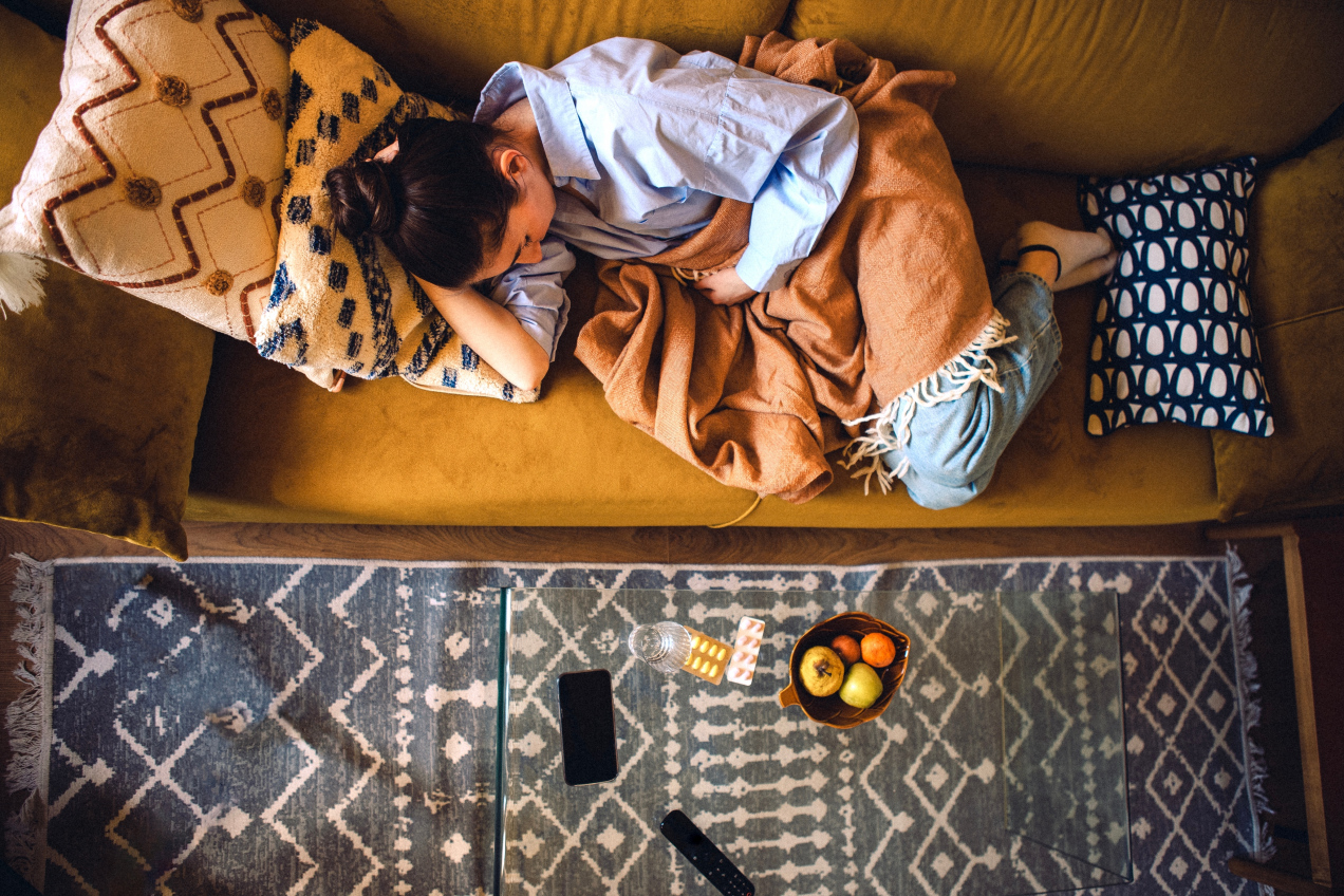 Regularnie zasypiasz na kanapie przed telewizorem? Eksperci ostrzegają