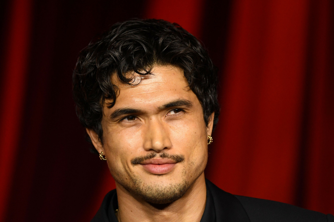 Gwiazdor Netflixa zaskoczył fanów. Aktor niespodziewanie ogłosił, iż zostanie ojcem