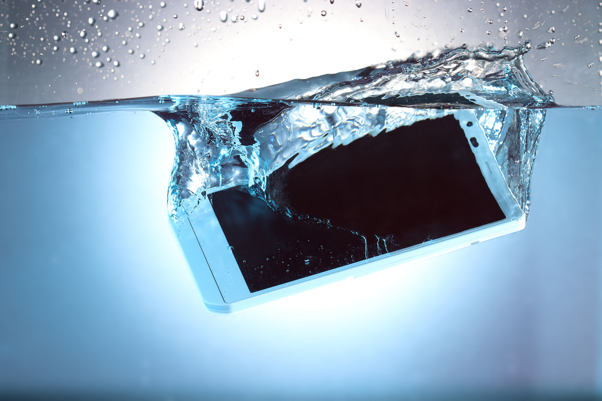 Вода в смартфоне что делать. Смартфон в воде. Смартфон упал в воду. Утопленные телефон. Залит смартфон.