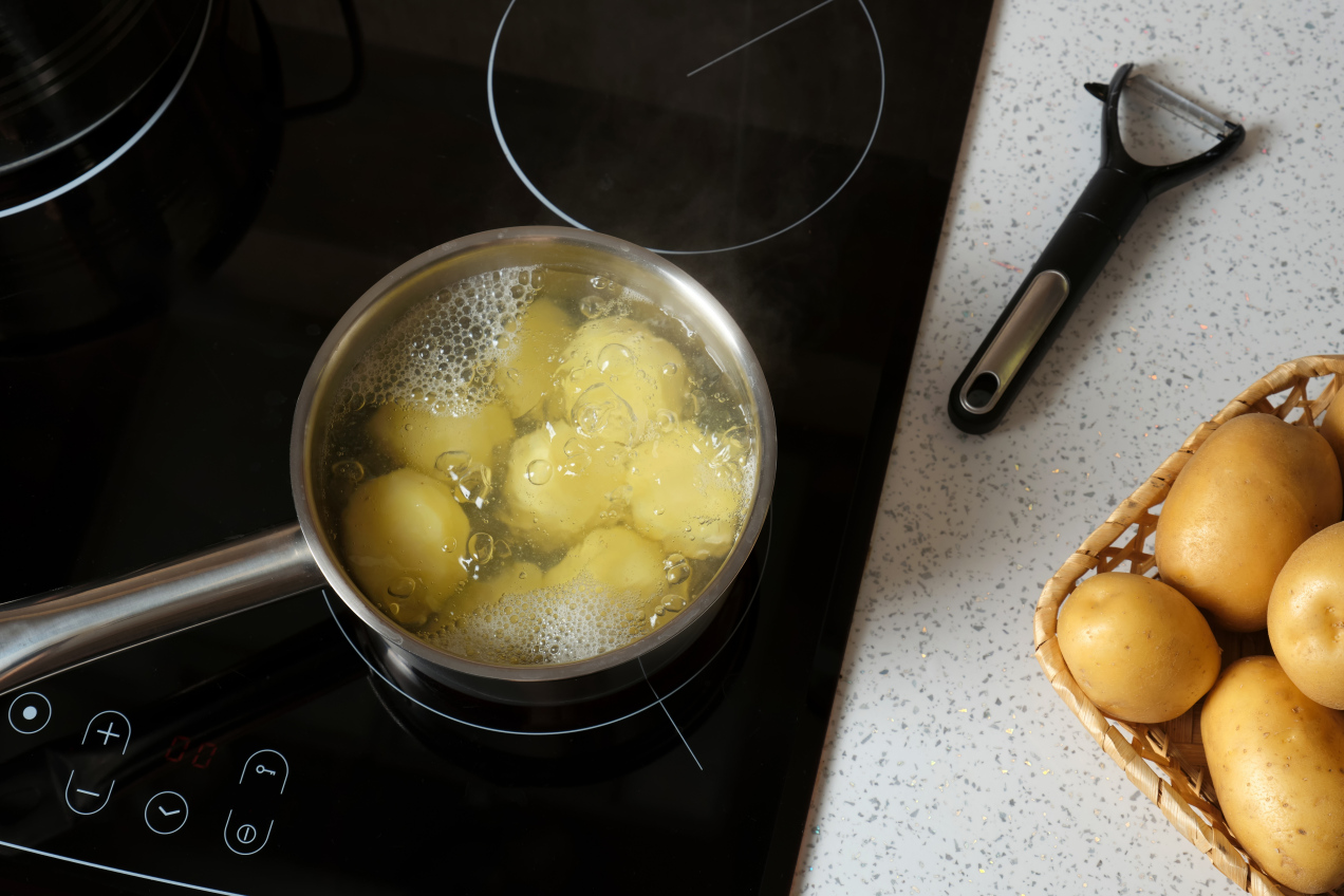 Dodaj ten składnik do gotujących się ziemniaków! Będą gotowe znacznie szybciej