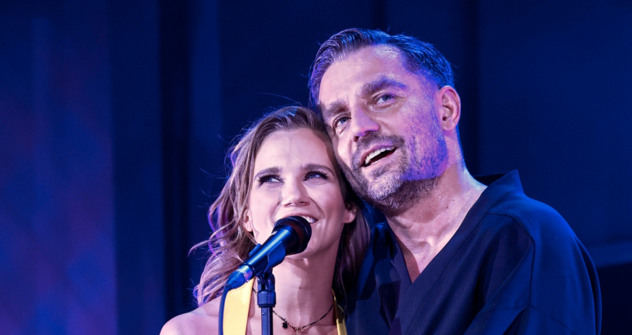 Agnieszka Kaczorowska i Marcin Rogacewicz w czułym pocałunku. Tuż po spektaklu nie szczędzili sobie czułości