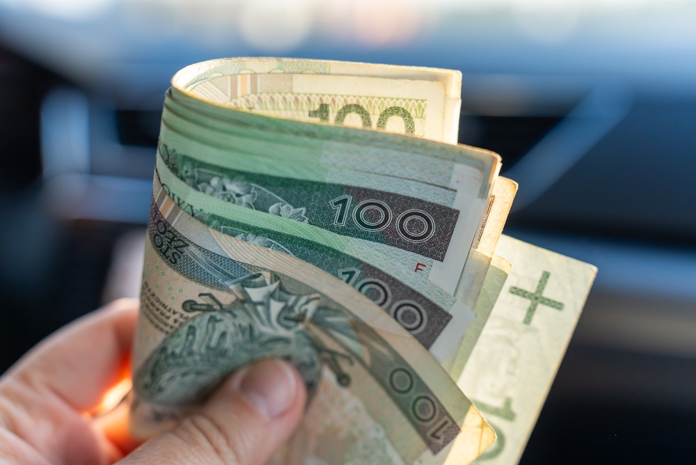 Zabiorą 800+ na dzieci, dadzą 2332 zł dla wszystkich? Jest decyzja