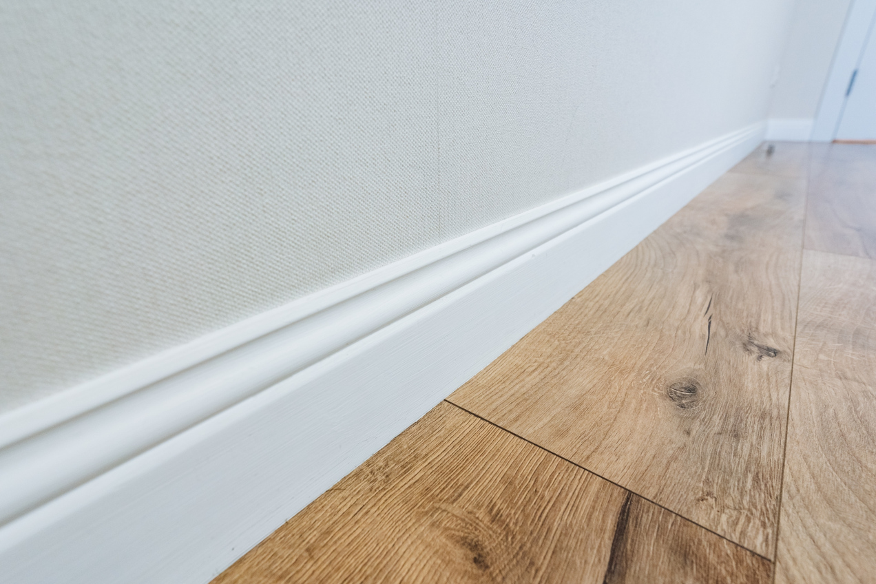 Listwy przypodłogowe bez kurzu i sierści? Jest na to prosty sposób