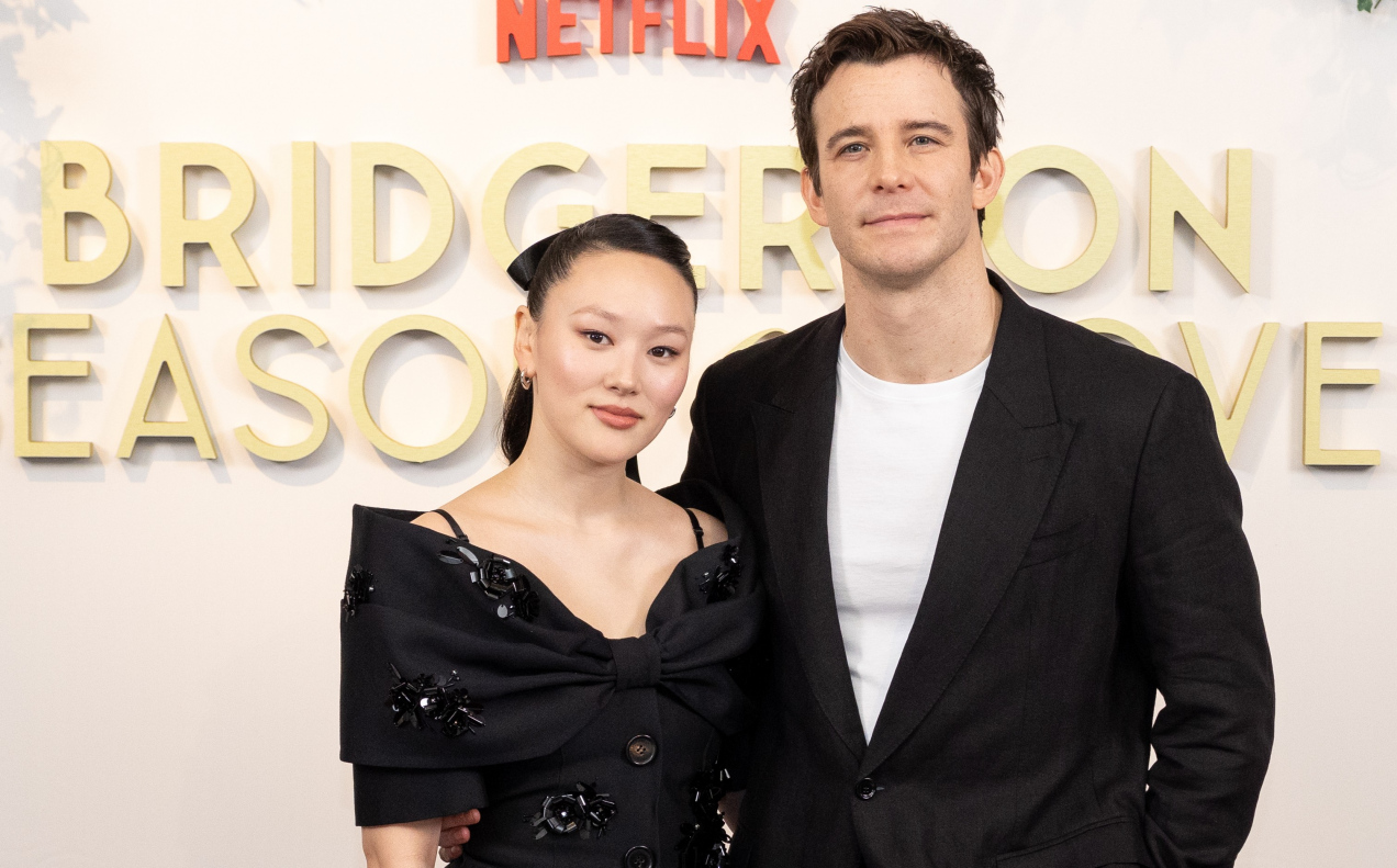 „Bridgertonowie”. Ile lat mają aktorzy w rzeczywistości? Rekordzistkę i jej postać dzieli aż 19 lat!