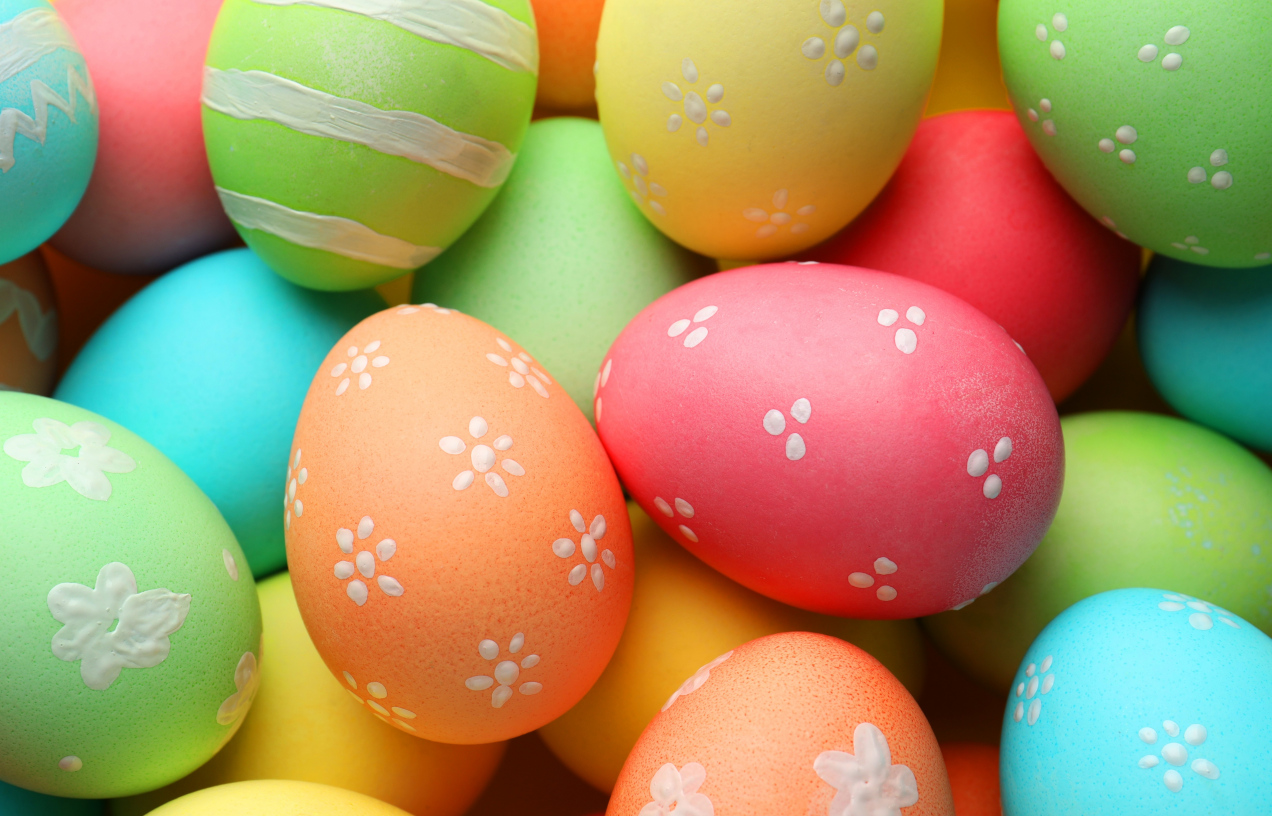 Ten domowy sposób na pisanki podbija internet. Wystarczy jeden składnik z kuchni