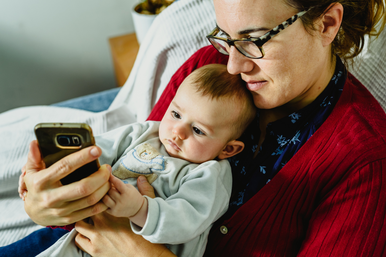 To jeden z najczęstszych nawyków rodziców. Ekspertka ostrzega: mózg dziecka może ucierpieć!