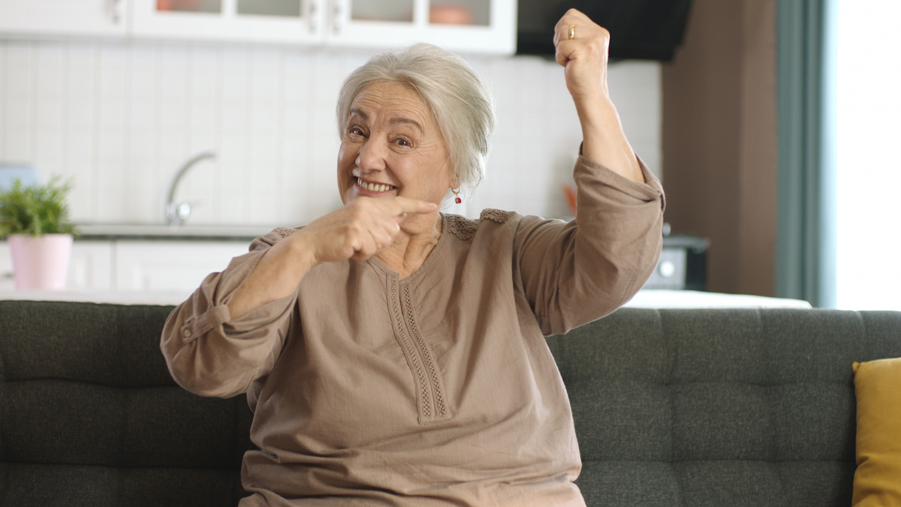 Żadnych ciężarów czy gum. 3 najlepsze ćwiczenia według trenera, które szybciej przywracają siłę ramion po 55. roku życia