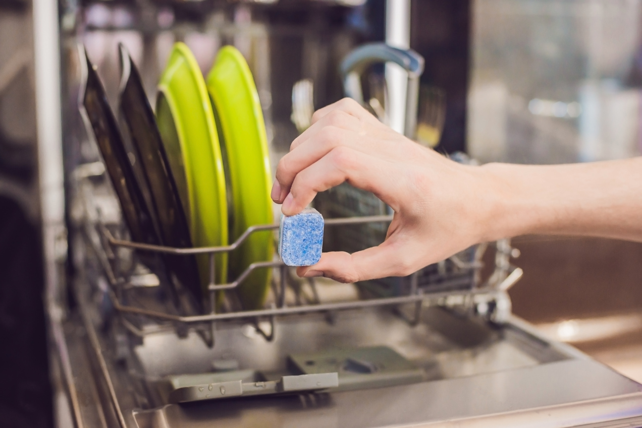Czego użyć zamiast tabletek do zmywarki? Oto prosty przepis. Wystarczą 4 składniki z kuchni