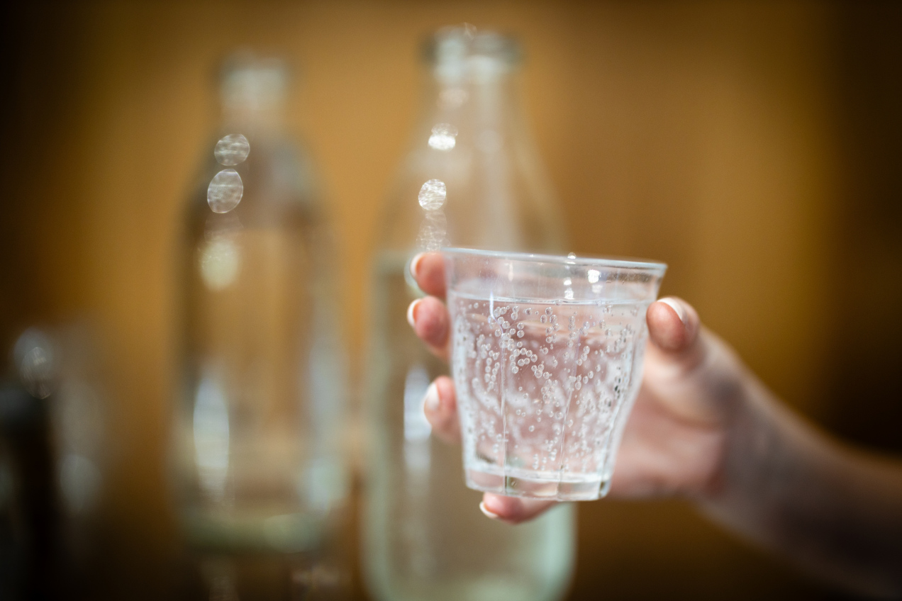 Dlatego nie należy pić wody gazowanej. Wielu Polaków o tym nie wie