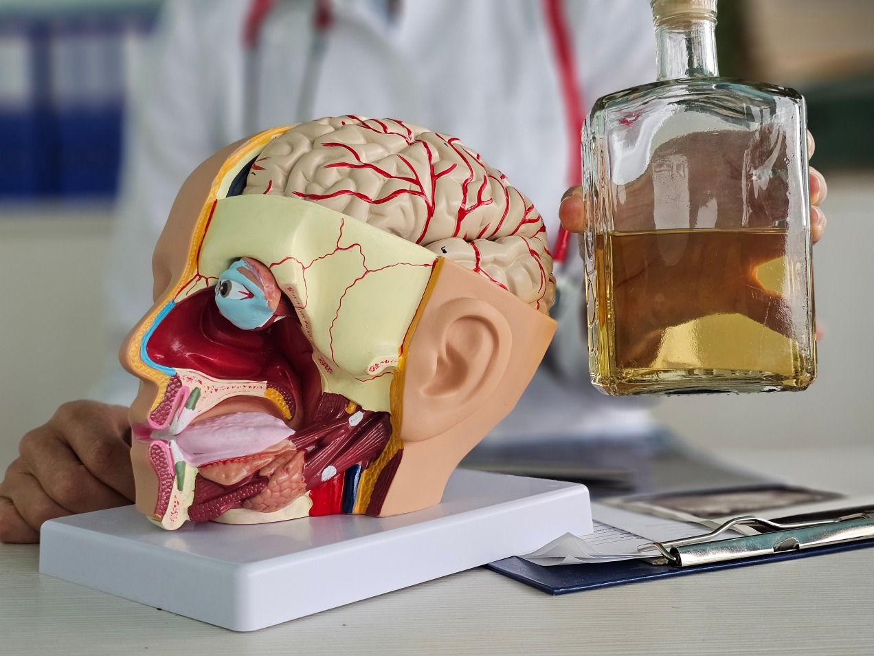 Jak picie alkoholu wpływa na pamięć? Lekarz mówi wprost: „tracisz zdolność tworzenia nowych wspomnień”