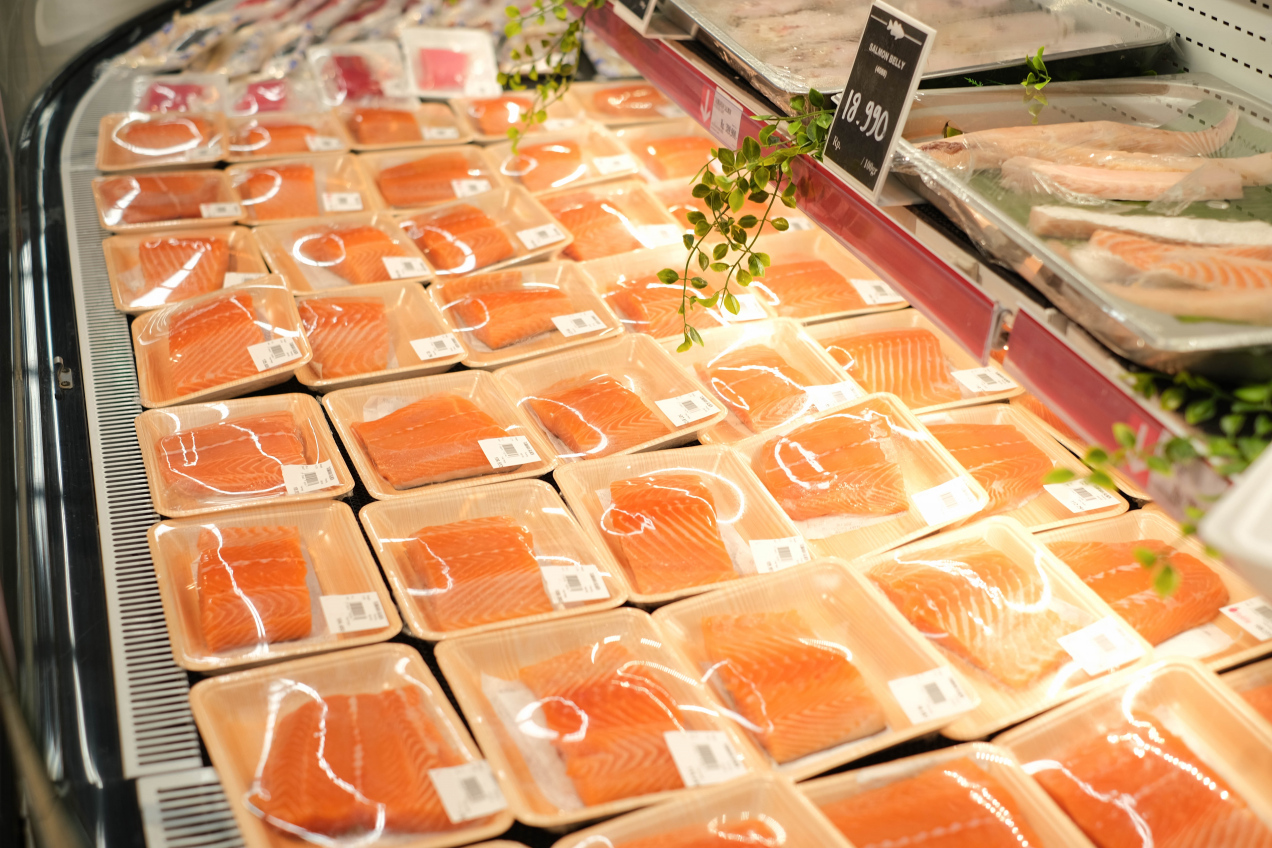 Miliony Polaków jedzą go kilka razy w miesiącu. Inne kraje wprowadzają zakazy