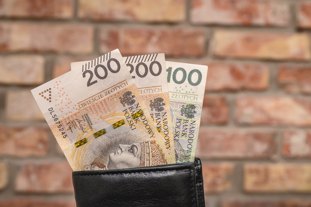 Skończyłeś 56 lat? Możesz dostać 1993 zł miesięcznie Te warunki trzeba spełnić!