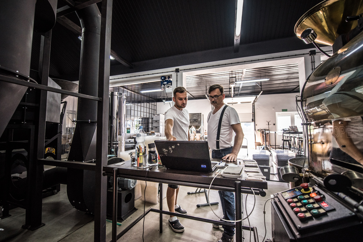 Proces produkcji w Palarni Coffee and Sons