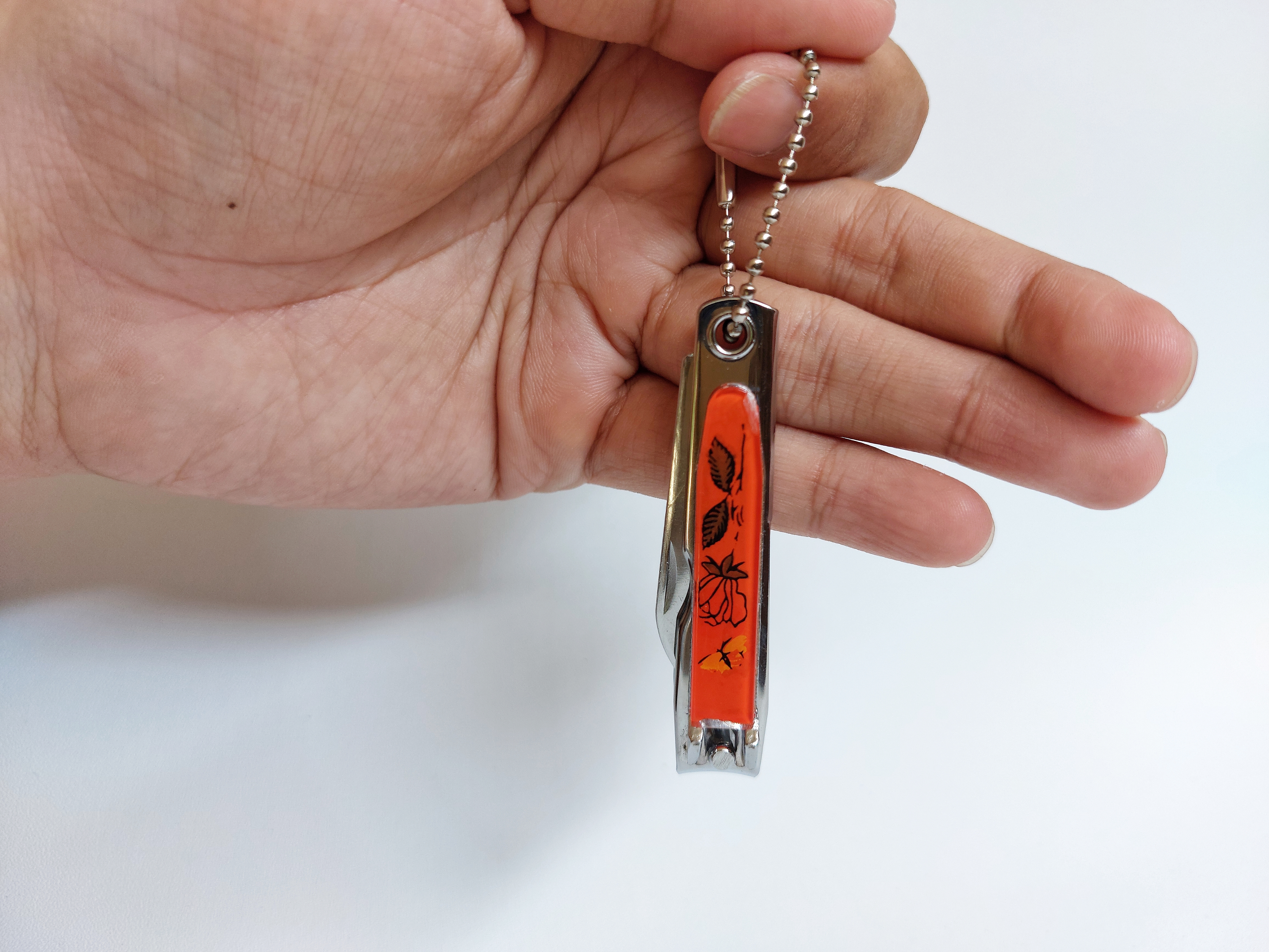 do czego służy mały otwór w obcinaczu do paznokci