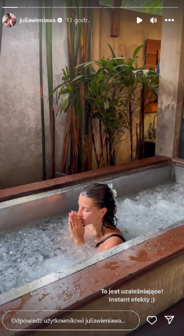 Julia Wieniawa w stroju kapielowym