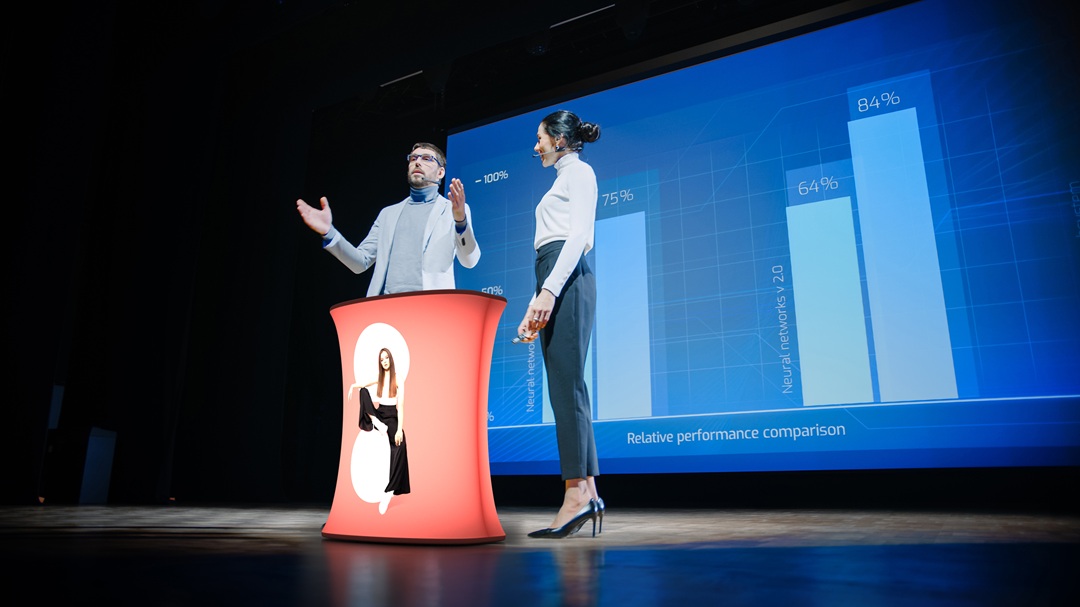 Prelegenci wystąpienia stojący przy trybunce reklamowej