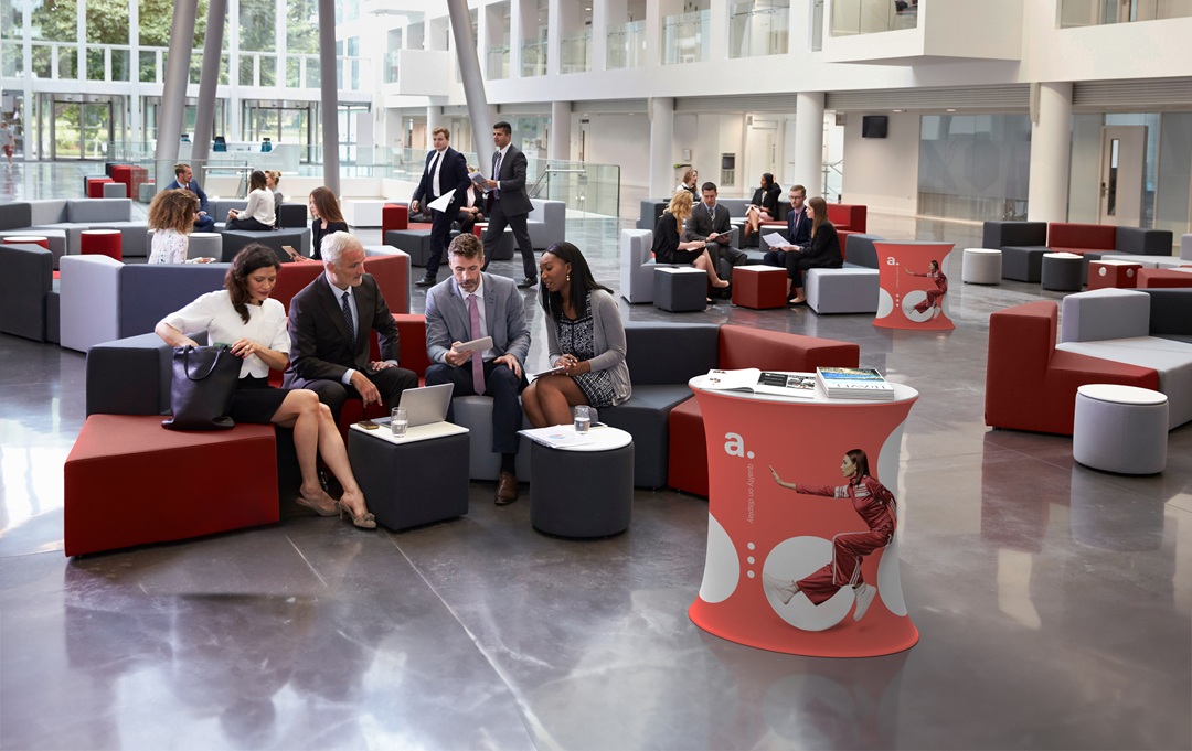 Uczestnicy wydarzenia zebrani w strefie rozmów